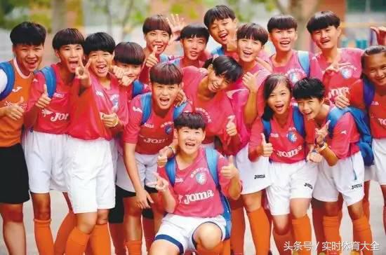 中国女孩捡球,捡球的中国女孩