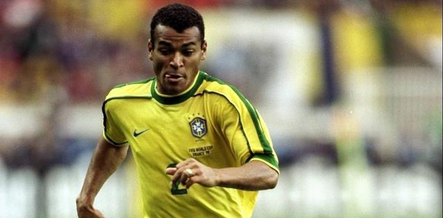 足球界梅西和c罗哪个更厉害,历史十大球员中梅西c罗排第几