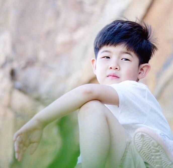 胡可和安吉在台上表演,胡可为安吉庆生安吉玩水不亦乐乎