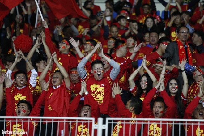 除了“踏踏实实把球看好”,“解说”又成新宠《足球解说大会》背后的中国球迷生态