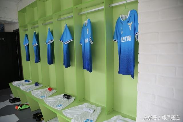 “兄弟，请问汉森贝壳球场怎么走？”