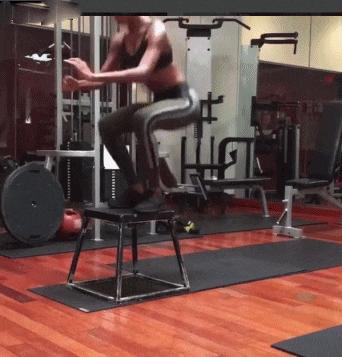 拿下维密天价Bra的黑珍珠和男友前往派对，网友：这恐怕是假腿吧