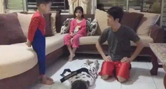 一段视频看哭了无数孩子,一个男孩跪地大哭的视频