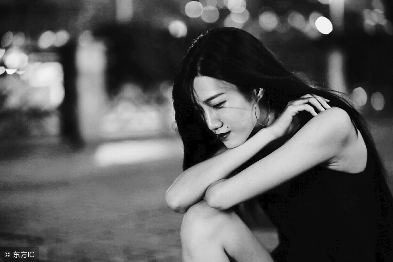 分手两个月还控制不住联系她,分手后总是控制不住情绪