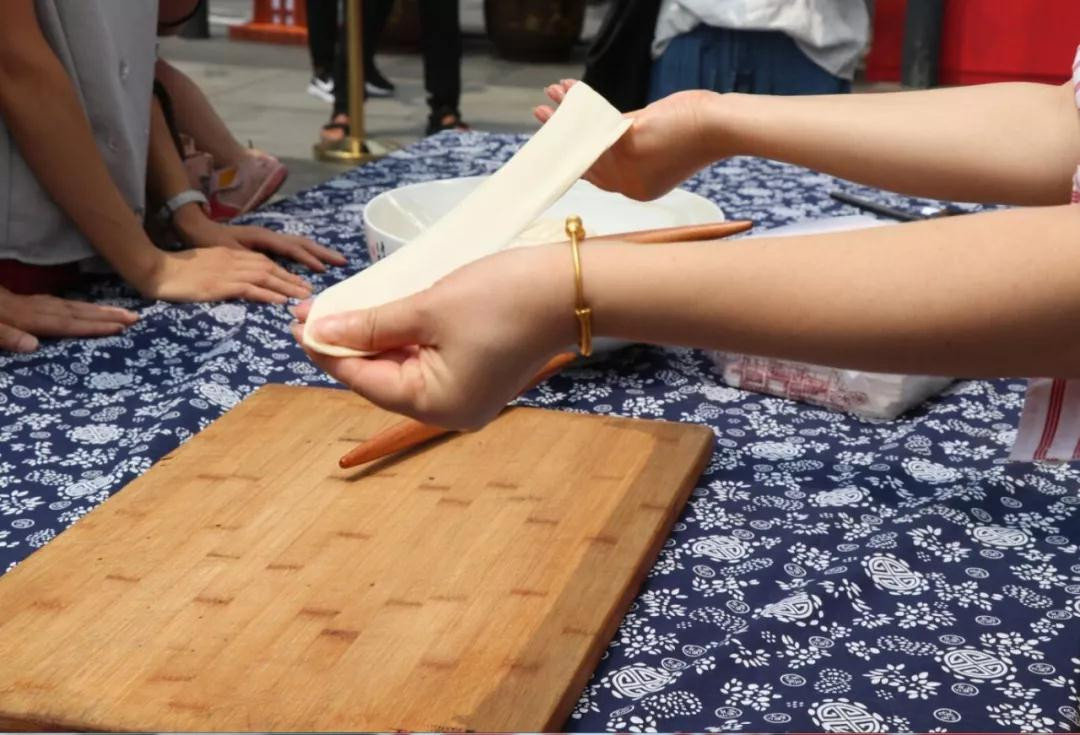 小暑节气千余人共写biang字永兴坊让传统文化更有面儿