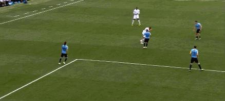 姆巴佩学梅西躺草,姆巴佩实力超越内马尔