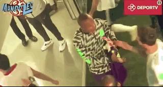 梅西踢球的那些愤怒时刻,梅西踢球就像球粘在脚上