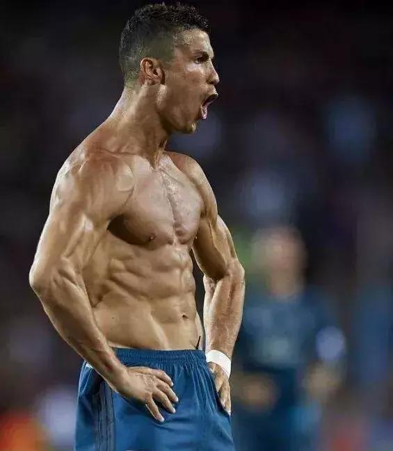 当中国男足脱掉衣服全世界都吐了！年薪1亿白斩鸡身材！