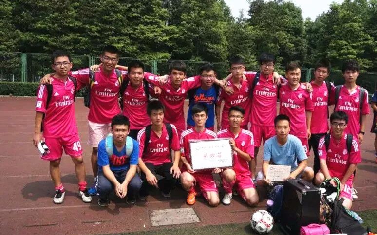 学霸领了10万元奖学金,学霸足球队