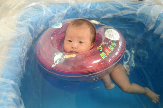 5个月宝宝游泳用腋下还是颈圈好,给宝宝戴游泳脖圈