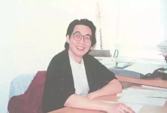 他是林夕、黄伟文共同的偶像，10年作词千首，被誉为“港乐鬼才”