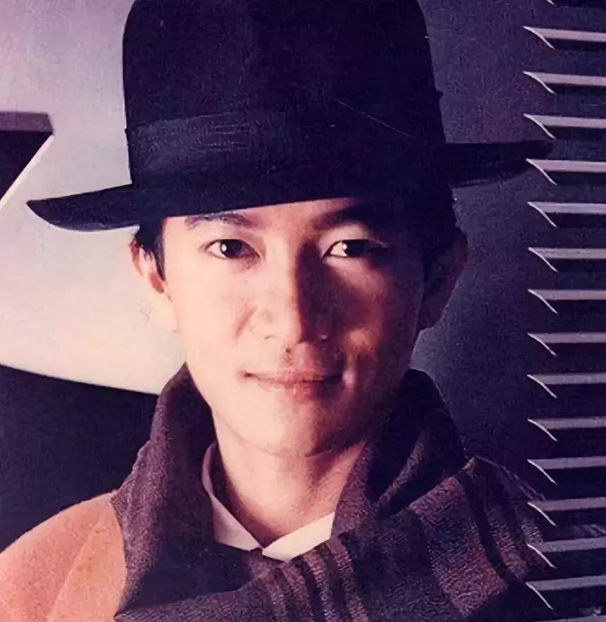 他是林夕、黄伟文共同的偶像，10年作词千首，被誉为“港乐鬼才”