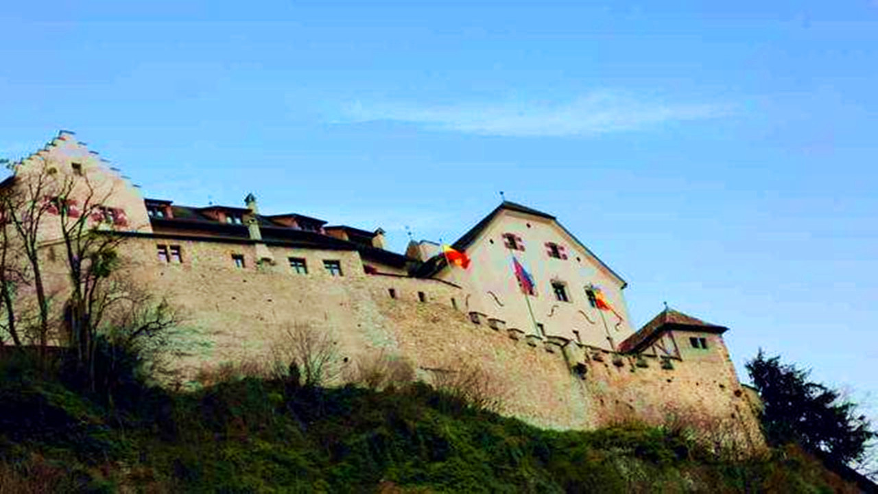 这个国家很奇葩：首相和犯人是邻居，被锁在屋里还要犯人来开门！