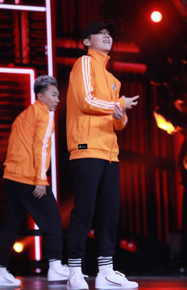 鹿晗玩电竞游戏视频,鹿晗电竞