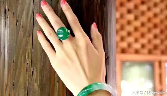 刚买的新翡翠手镯应该怎样保养,怎样保养翡翠手镯才能更通透
