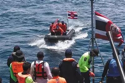 翻船的那一刻,翻船的瞬间