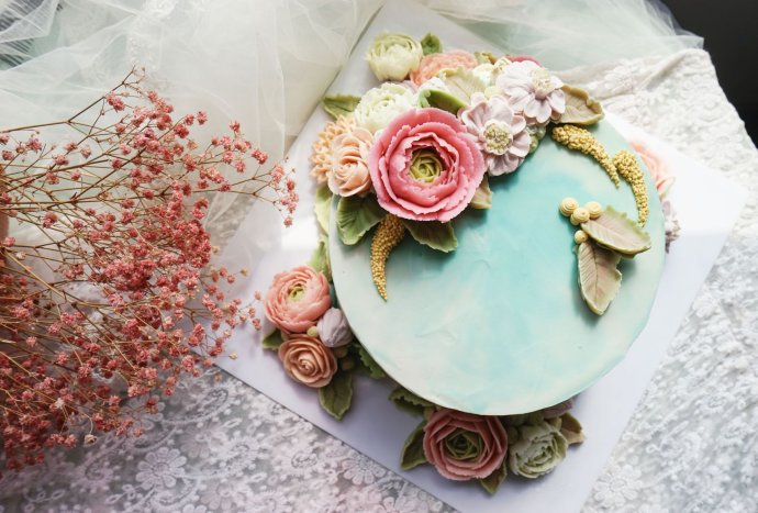 红色奶油霜裱花玫瑰蛋糕,裱花学徒练习用的奶油霜