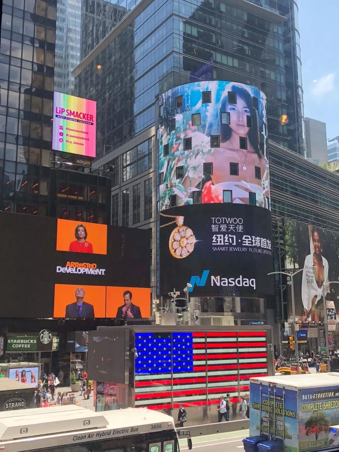 智爱天使在纽约发布，国际超模佩戴亮相时代广场