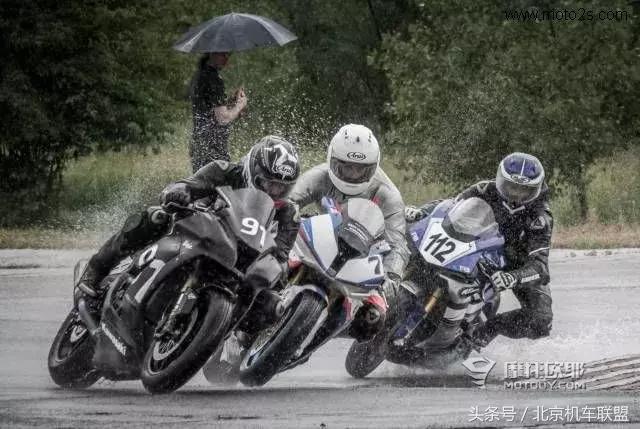 摩托车雨天怎么不甩水,摩托车泡水泡到哪里才会熄火