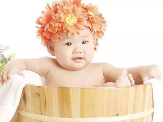 宝宝长痱子怎么样快速消除,宝宝长痱子了两个小妙招轻松搞定