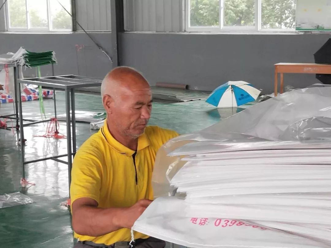 扶贫车间忙脱贫致富有保障,扶贫车间巧手编织新生活