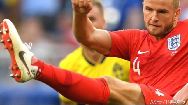 英格兰被罚点球,英格兰被罚任意球为什么要躺下