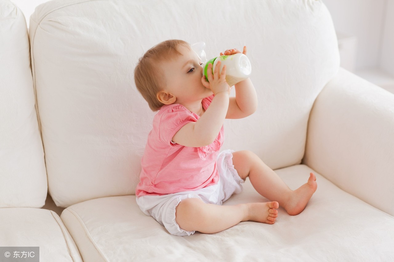 新生儿该如何正确喂奶粉,奶粉喂养的新生儿每天要喝多少水