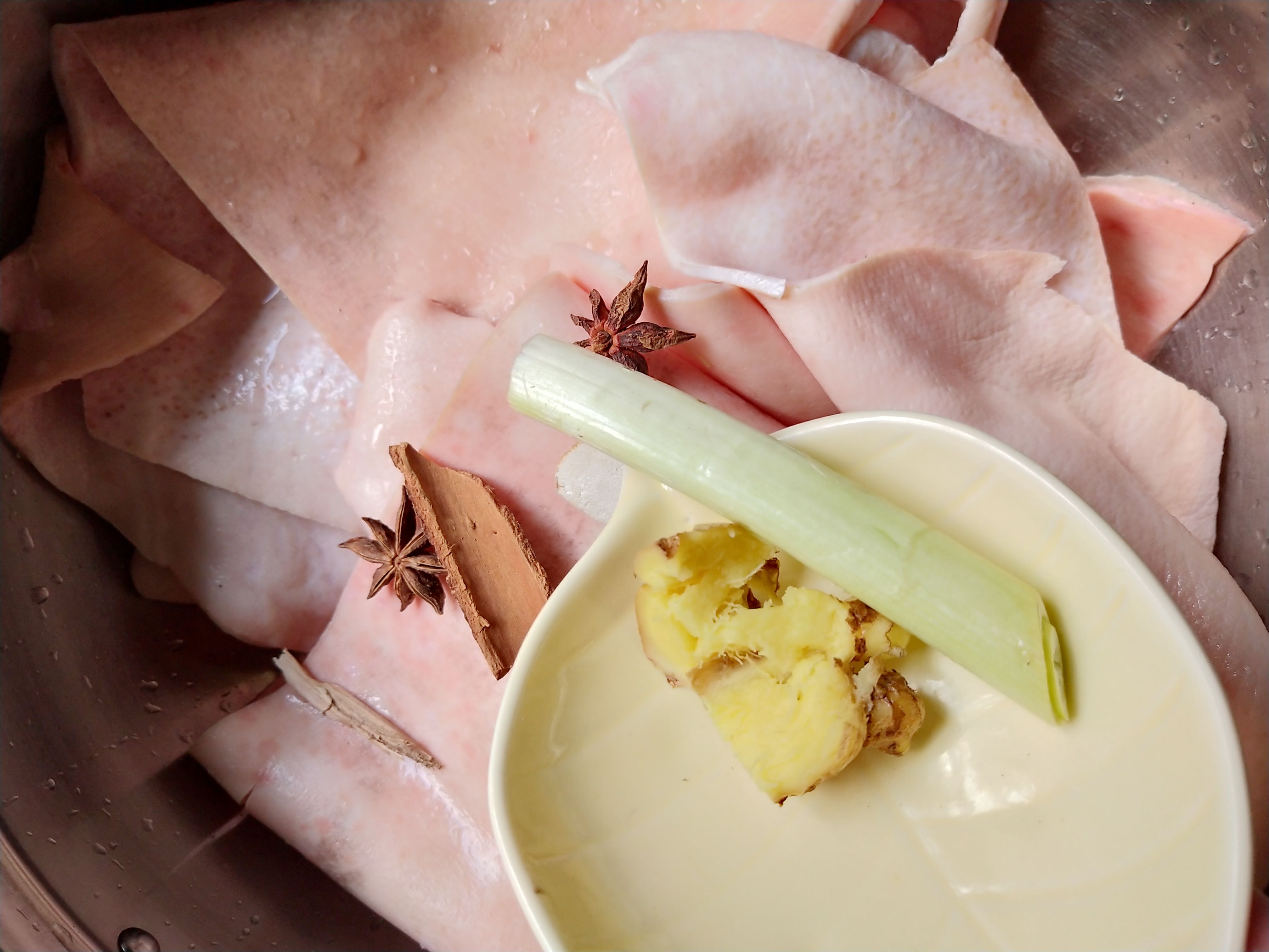 猪皮怎么做才软烂不硬,猪皮怎么处理才能脆脆的