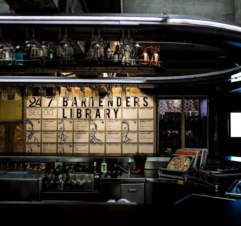 在实验室里调酒、倒酒都用水龙头？这家店颠覆了我对酒吧的想象