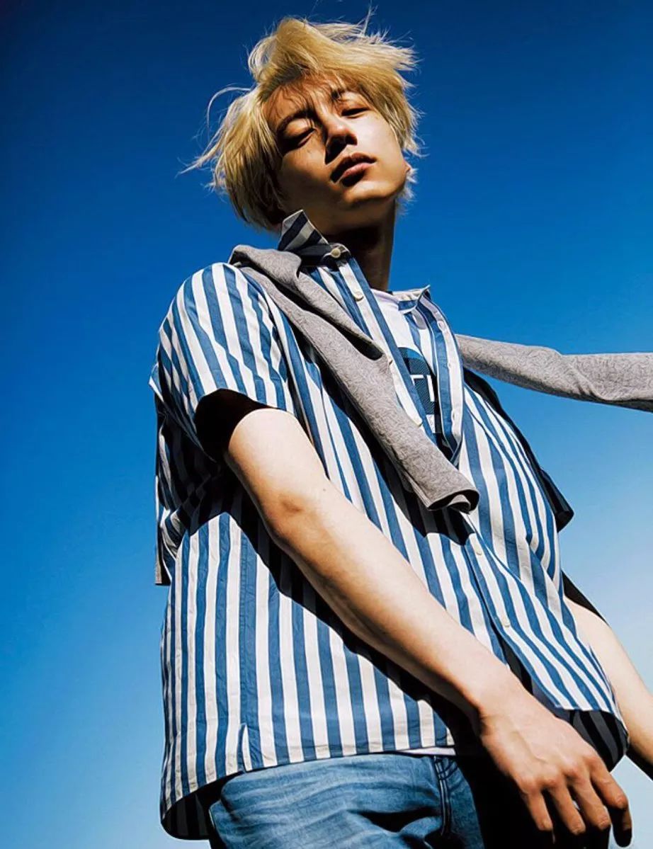 男生海边拍照如何摆pose,双人男生拍照pose姿势大全