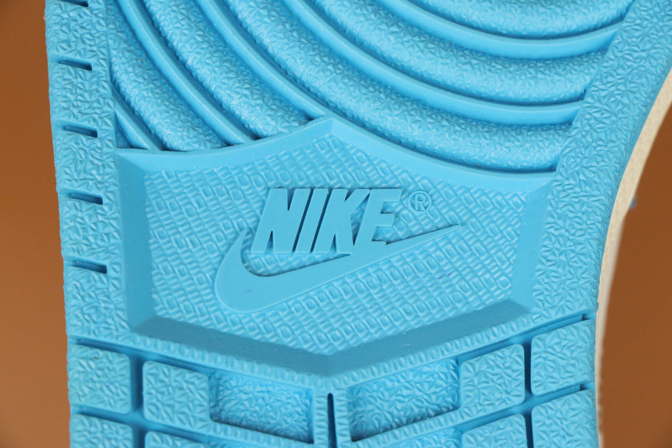 aj球鞋第一款,AJ1球鞋推荐