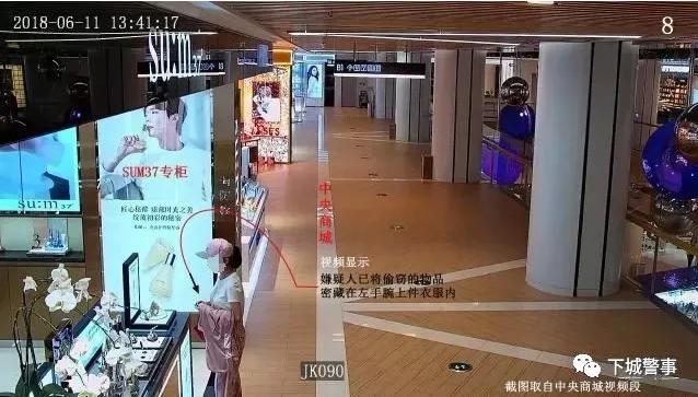 奇葩！俩90后美女闺蜜跑到商场里干这么龌龊的事……