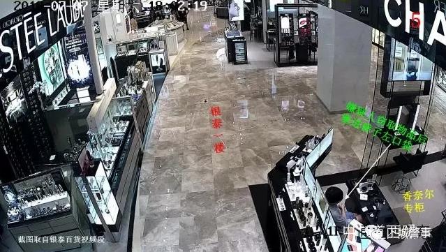 奇葩！俩90后美女闺蜜跑到商场里干这么龌龊的事……