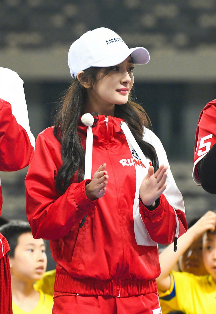 杨幂足球宝贝写真,杨幂跑男足球装