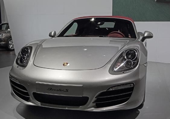 国足虽然没有机会踢世界杯,但座驾不比国际球星差多少!