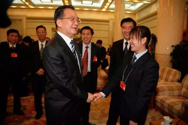 首位农民工全国人大代表胡小燕：从南下打工还债到被*家宝温**点赞的“明星”