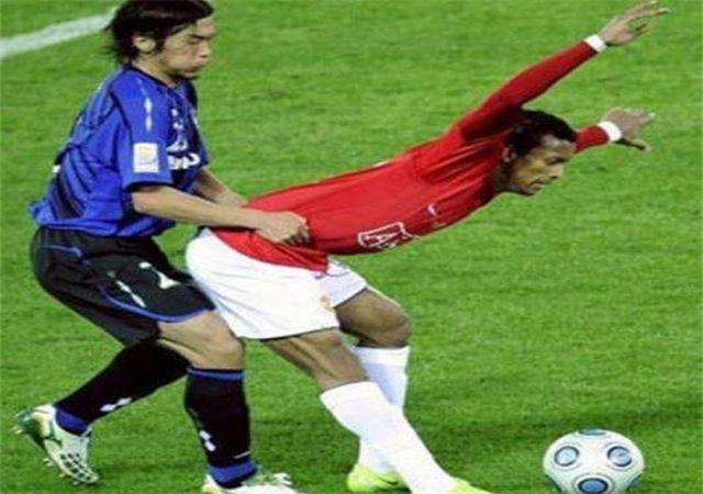 被压倒的摄影师，致谢他们球场上抓拍瞬间（搞笑旁白）