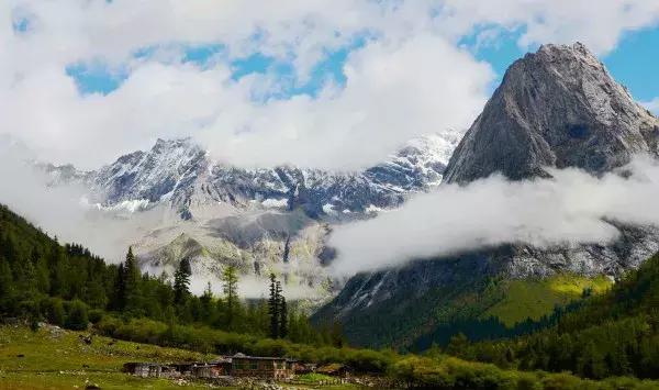 中国四川旅游看世界级的美景和可爱大熊猫,品尝当地火辣的美食!