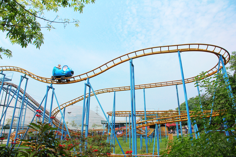 暑假带孩子逛公园,带孩子玩跳楼