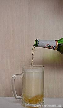 倒啤酒起泡沫的方法,倒啤酒的时候泡沫多怎么办