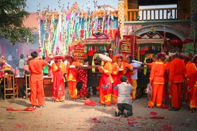 广东湛江的奇人奇事,广东湛江神奇的穿令箭民俗表演