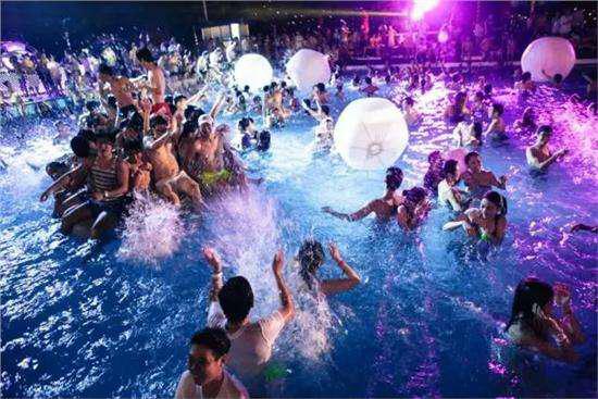 千朝浪屿水上乐园夜场视频,千朝浪屿水世界夜场好玩吗