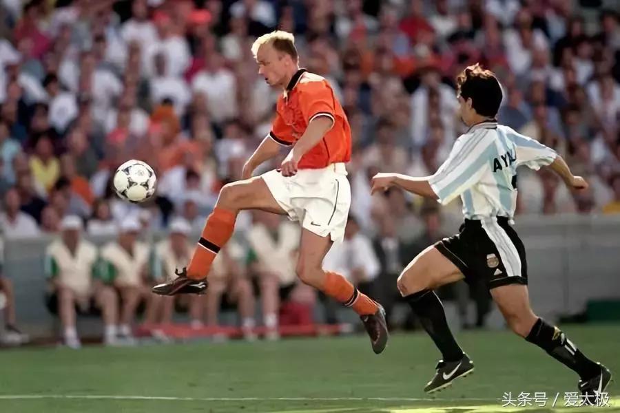 法国队2018夺冠拿大力神杯,2018世界杯法国举起大力神杯