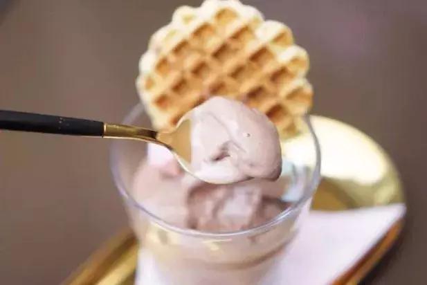 只活5分钟的短命冰激凌，花椒味PK咸蛋黄味，谁更好吃？