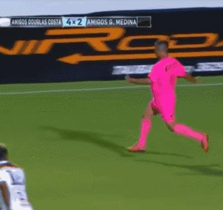 粉粉的裁判举止夸张，笑点满满，然而他却承受着巨大的委屈