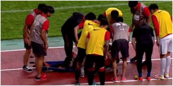 中国足球被停赛球员,足球中国队队员受伤被抬走