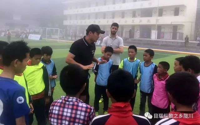 爱心善举托起足球梦,爱心托起童年梦