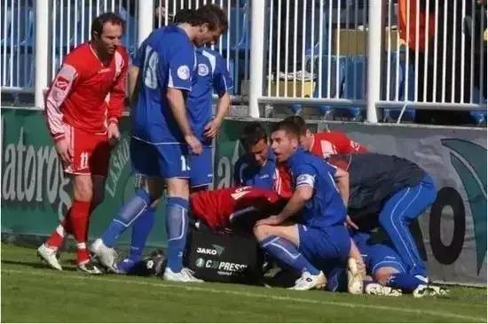 克罗地亚人脱下衣服震惊网友：哪有什么奇迹，只有普通人含泪奔跑