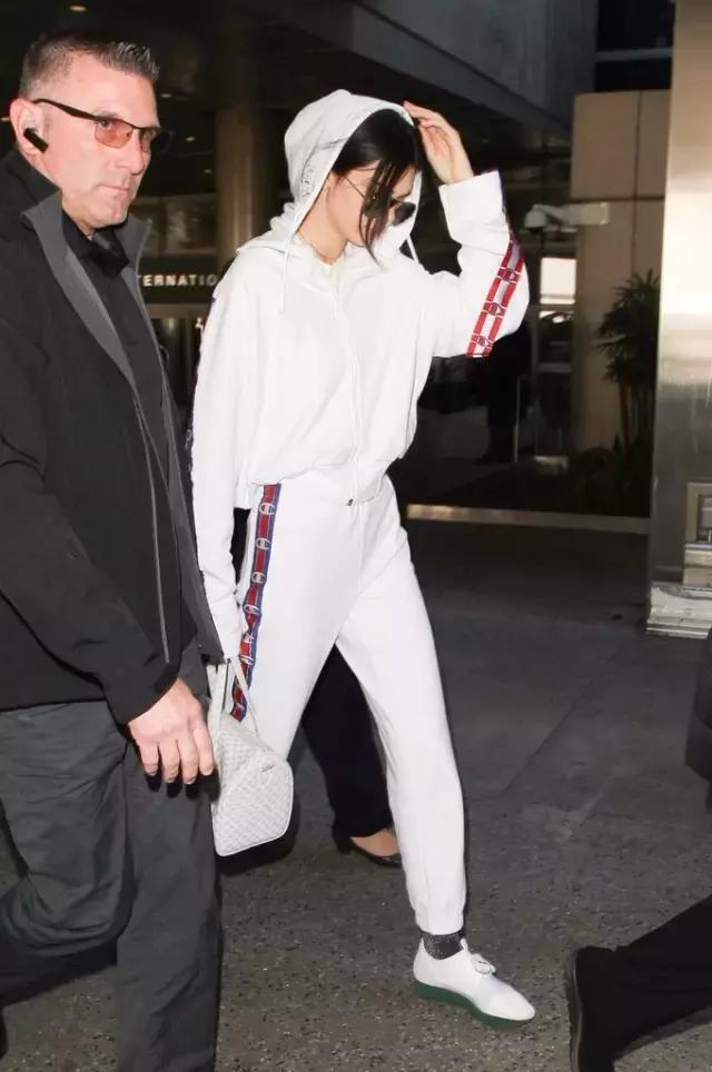 夏天不热小白鞋怎么穿舒服,夏天怕热穿什么鞋子好呢