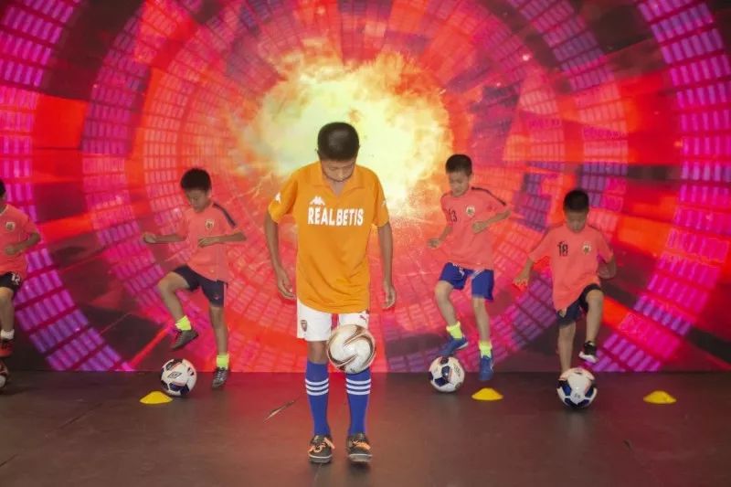 百人观球盛宴在武汉凯德·西城举行,引爆世界杯决赛狂欢夜